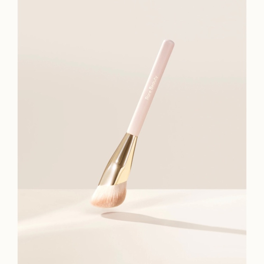 NWT Rare Beauty Liquid Touch Foundation Brush
